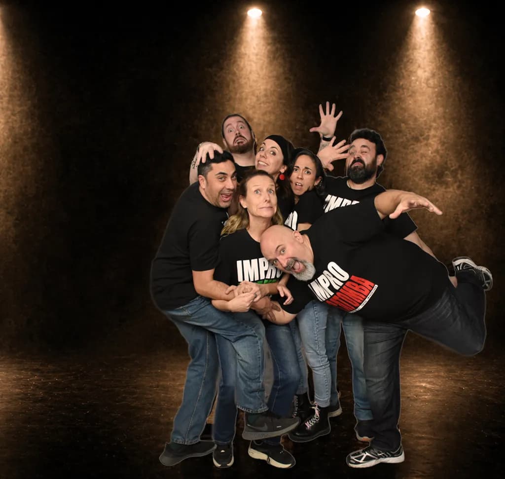 Impro Acatomba sobre un escenari amb focus i fum