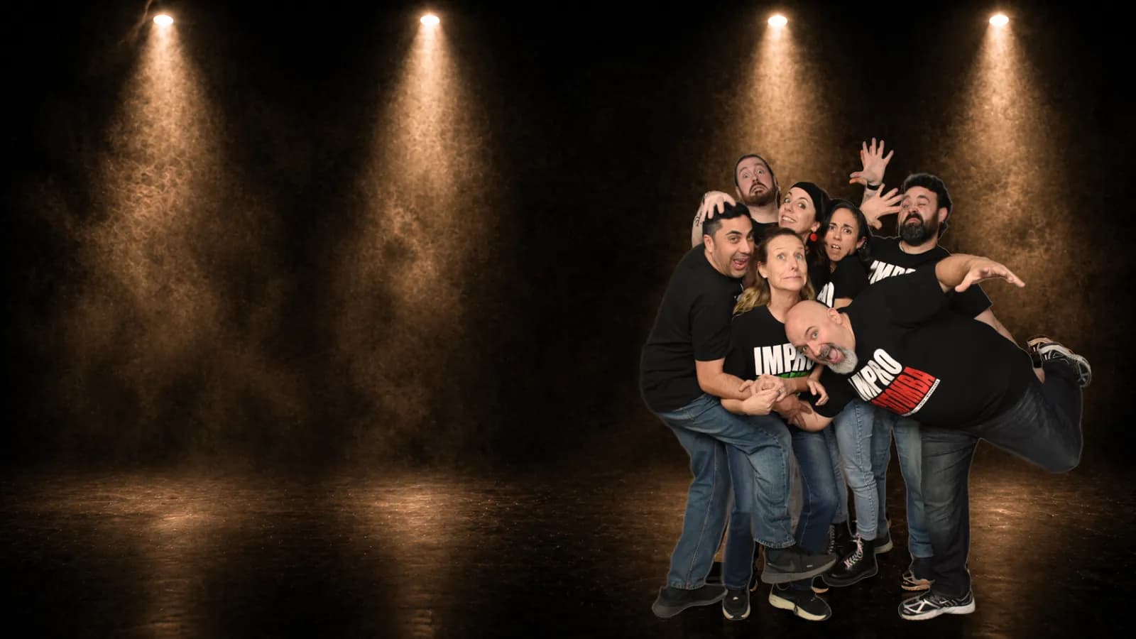 Impro Acatomba sobre un escenari amb focus i fum